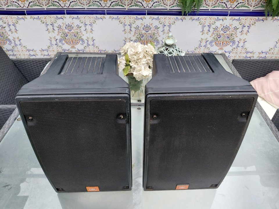 Pareja monitores jbl control 8SRA 175W de segunda mano · Foto 2 de 10 · Córdoba · 150 €