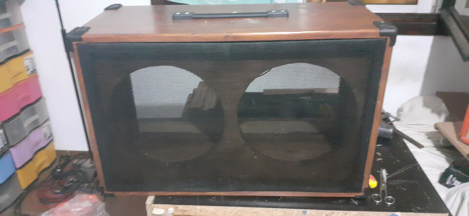 Pantalla artesanal 2x12 en Abeto Finlandes 18mm acabado roble Satinado tela negra