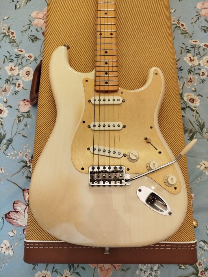 Stratocaster Fender American Vintage Reissue de 2008 mejorada de segunda mano · Foto 1 de 7 · Valencia · 1900 €