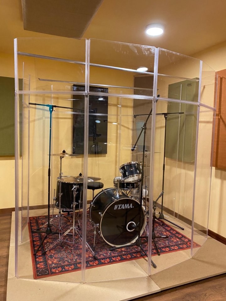 12 paneles acústicos T.akustik y 10 Clearsonic AX2418