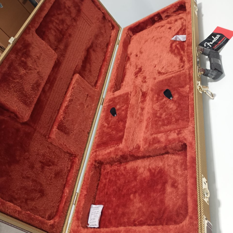 Estuche Fender Stratocaster/Telecaster de segunda mano · Foto 3 de 8 · Málaga · 150 €