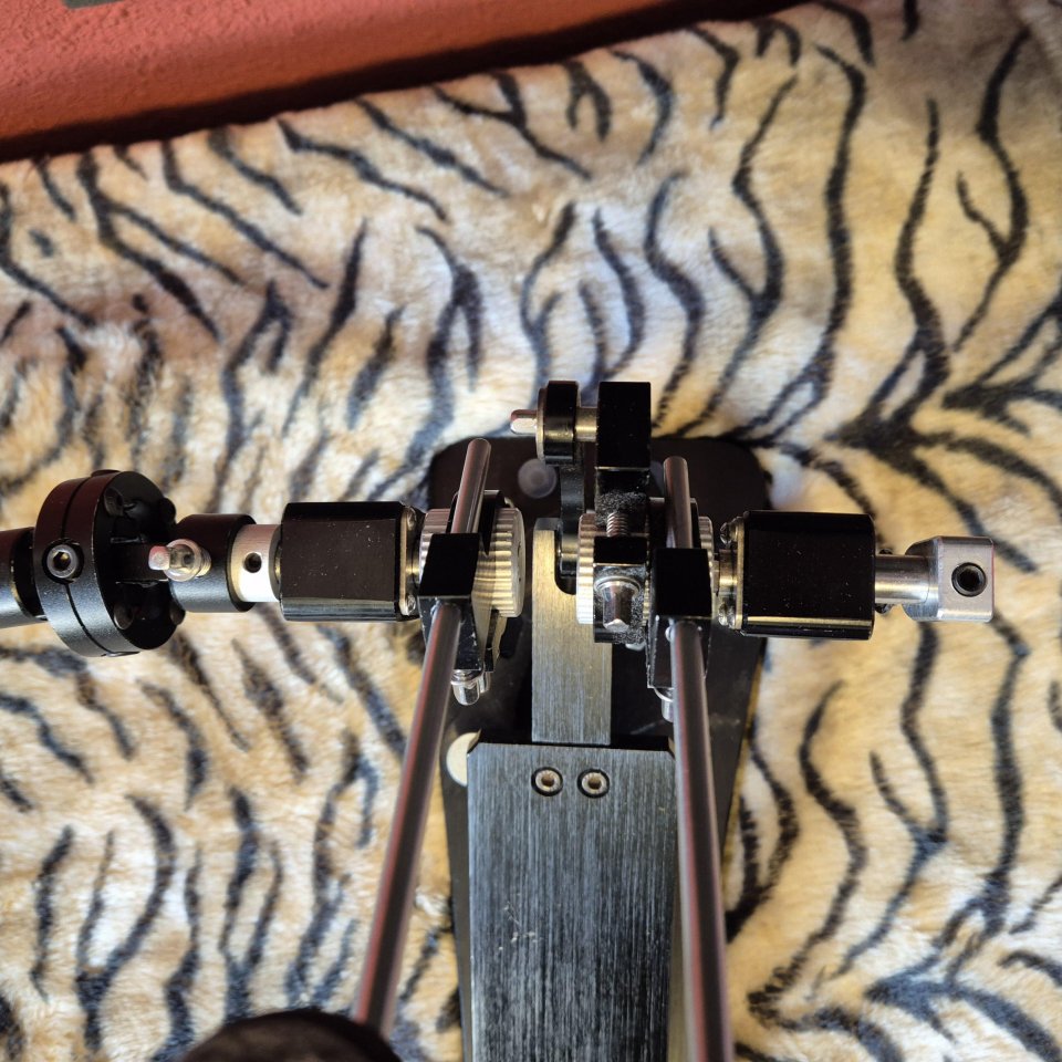 Doble pedal bombo tracción directa tipo Trick de segunda mano · Foto 7 de 9 · Cantabria · 200 €