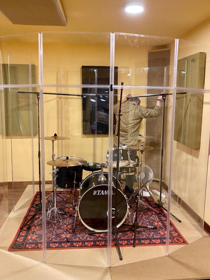 12 paneles acústicos T.akustik y 10 Clearsonic AX2418