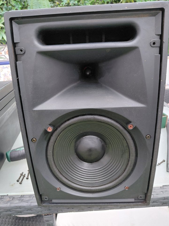 Pareja monitores jbl control 8SRA 175W de segunda mano · Foto 8 de 10 · Córdoba · 150 €