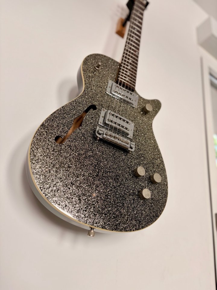 Gretsch G2626 Synchromatic Sparkle Jet de segunda mano · Foto 2 de 4 · Madrid · 600 €