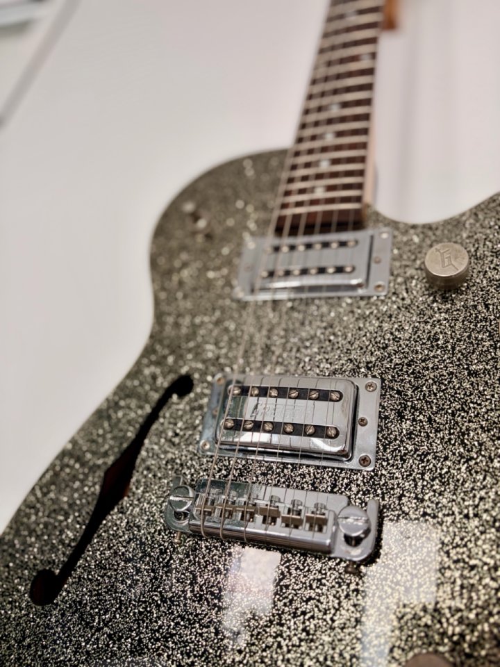Gretsch G2626 Synchromatic Sparkle Jet de segunda mano · Foto 4 de 4 · Madrid · 600 €