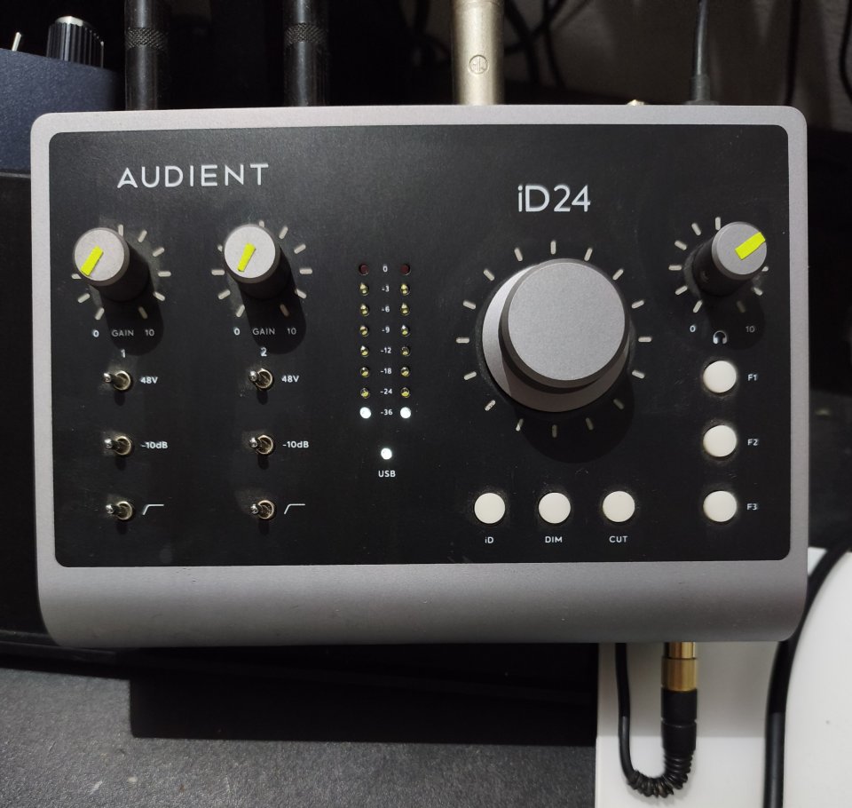 Interfaz de audio USB-C AUDIENT iD24 de segunda mano · Foto 1 de 8 · Sevilla · 210 €