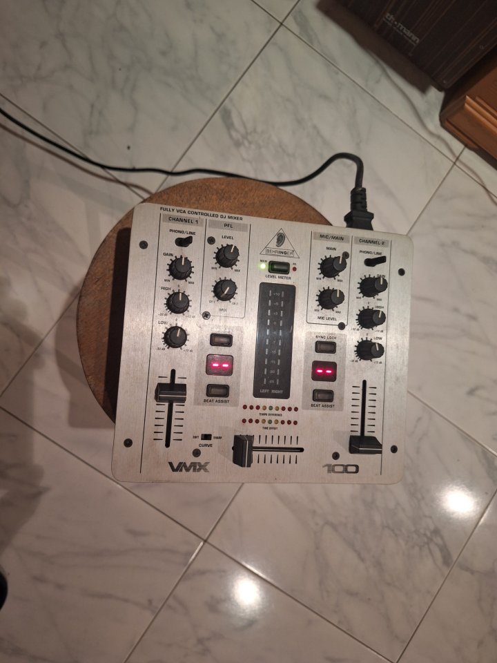 Mesa mezclas DJ Behringer VMX 100 de segunda mano · Foto 1 de 3 · Lugo · 40 €