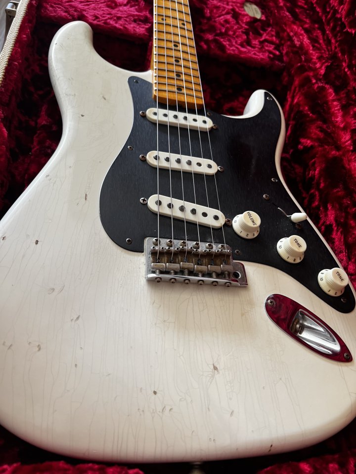Fender Stratocaster Custom Shop Journeyman Relic white Blonde de la Namm de segunda mano · Foto 2 de 10 · Jaén