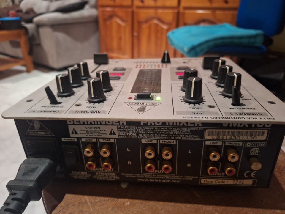 Mesa mezclas DJ Behringer VMX 100 de segunda mano · Foto 2 de 3 · Lugo · 40 €