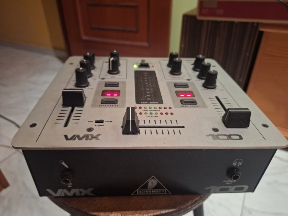 Mesa mezclas DJ Behringer VMX 100 de segunda mano · Foto 3 de 3 · Lugo · 40 €