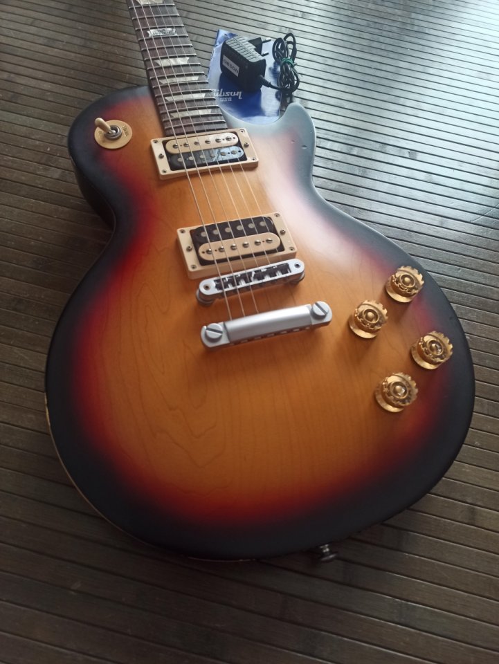 Gibson USA Les Paul LPJ 120th Aniversary 2014 de segunda mano · Foto 1 de 10 · Sevilla · 750 €