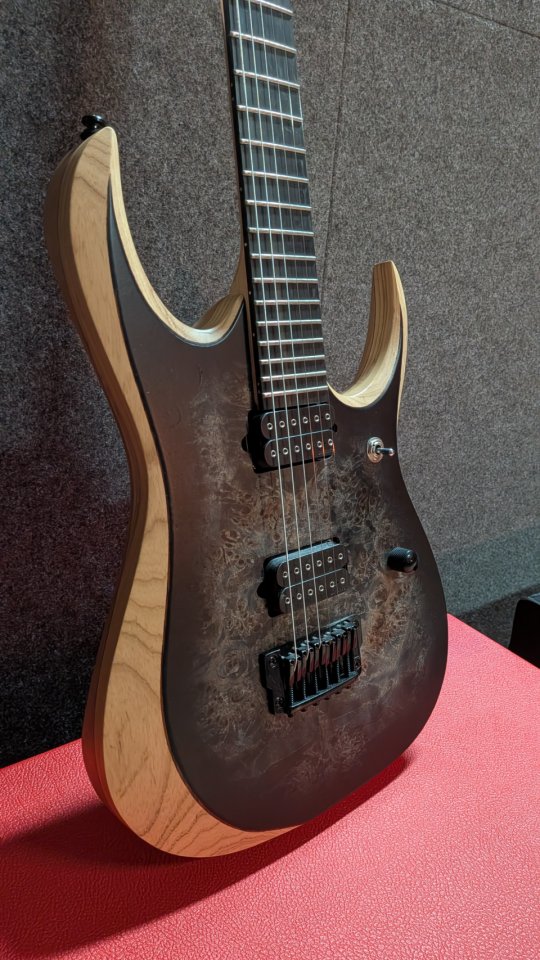 Ibanez RGDIX6PB Iron Label – Surreal Black Burst de segunda mano · Foto 2 de 5 · Ciudad Real · 675 €
