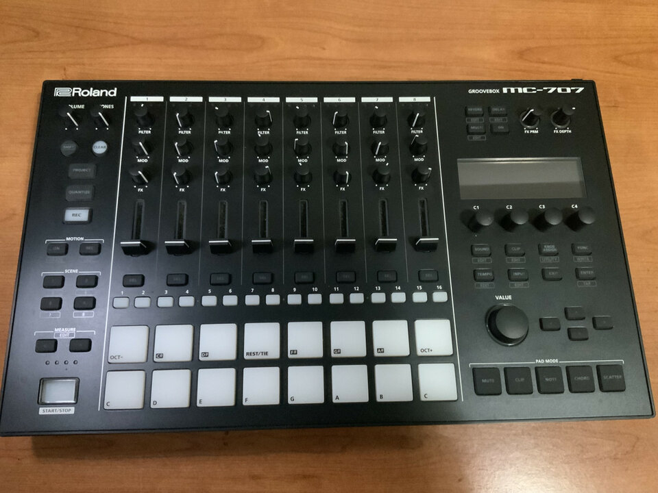 Roland MC707 + funda (RESERVADO)