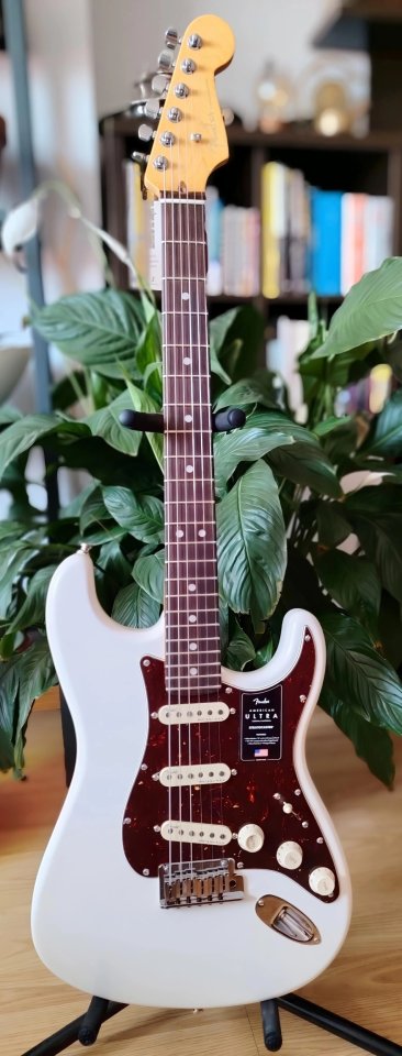 Guitarra Fender Ultra Stratocaster de segunda mano · Foto 1 de 10 · Madrid · 1950 €