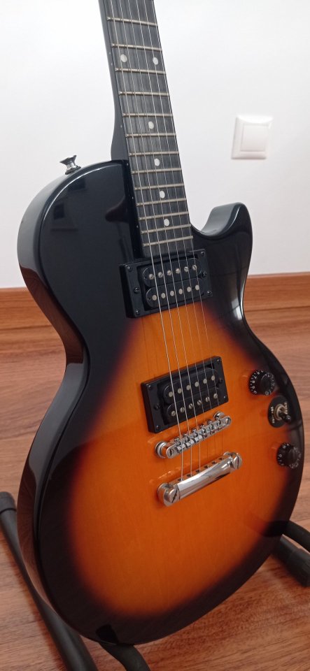 Guitarra eléctrica Epiphone Les Paul de segunda mano · Foto 1 de 8 · Cuenca · 130 €