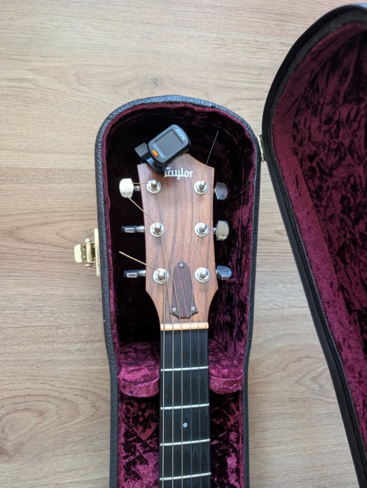 Guitarra acústica Taylor 320E de segunda mano · Foto 2 de 7 · A Coruña · 990 €