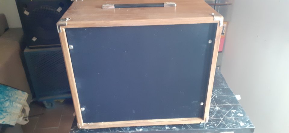 Pantalla artesanal 1x12 en madera de Abeto finlandes 18mm.