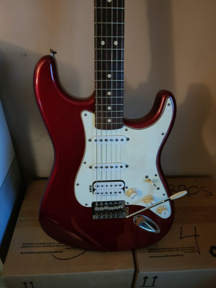 Fender Stratocaster HSS Made in Mexico (2011) Roja + Estuche Rígido