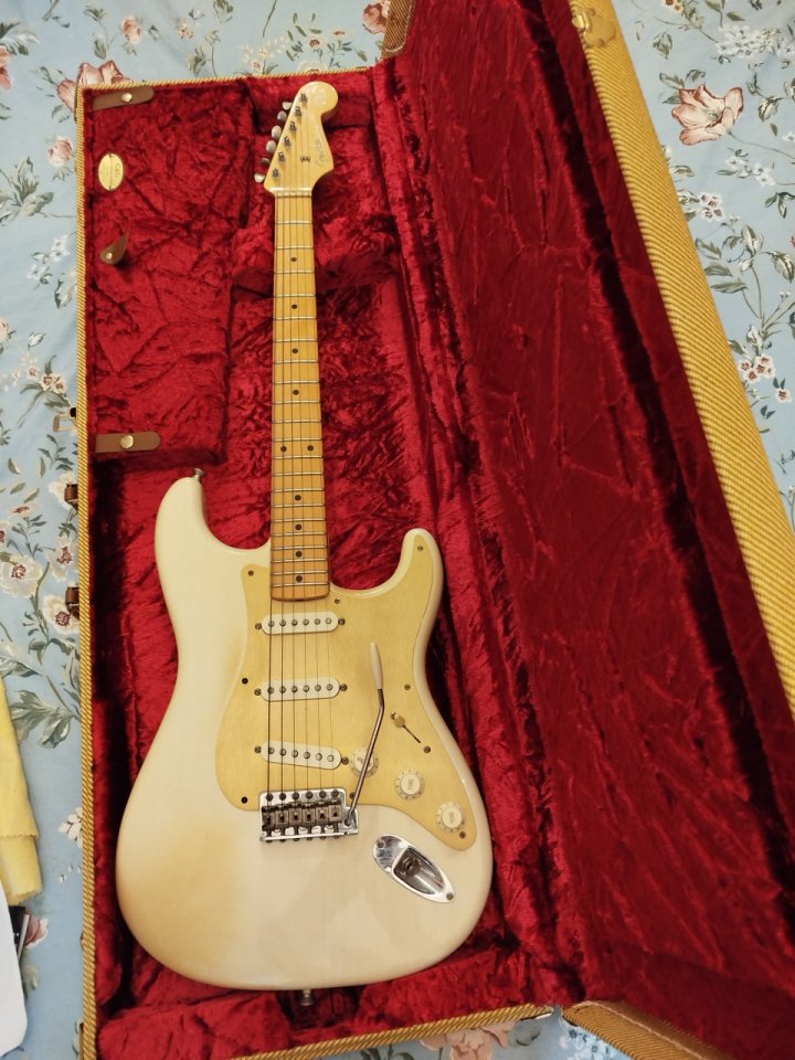 Stratocaster Fender American Vintage Reissue de 2008 mejorada de segunda mano · Foto 7 de 7 · Valencia · 1900 €