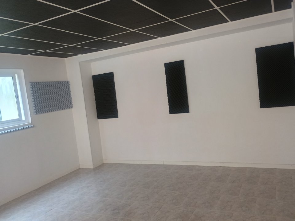 Busco grupo para compartir local de segunda mano · Barcelona · 25 €