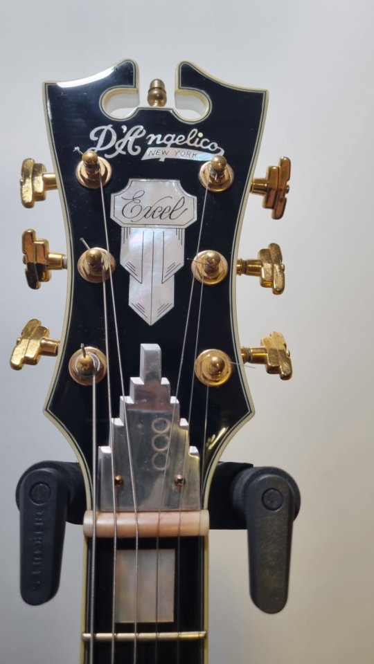 D’Angelico Excel DC Blanca: Elegancia pura y tono de lujo