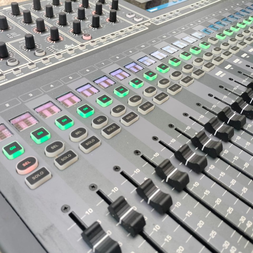 Mesa de sonido Soundcraft SI Impact + Flightcase + Transporte de segunda mano · Foto 2 de 4 · Barcelona · 1700 €