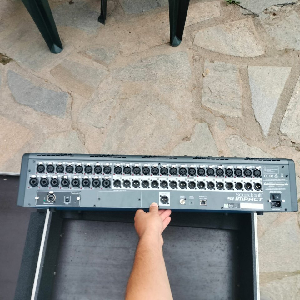 Mesa de sonido Soundcraft SI Impact + Flightcase + Transporte de segunda mano · Foto 3 de 4 · Barcelona · 1700 €