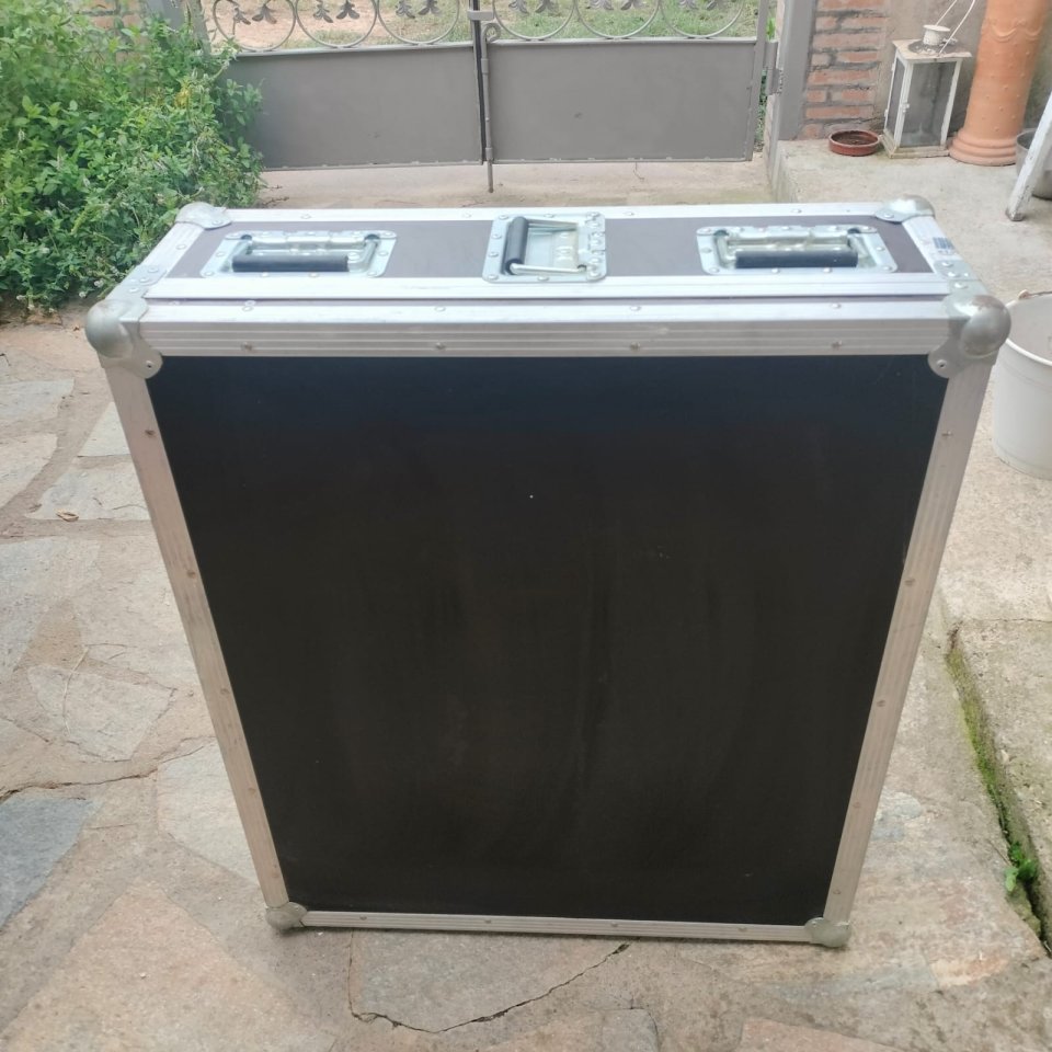 Mesa de sonido Soundcraft SI Impact + Flightcase + Transporte de segunda mano · Foto 4 de 4 · Barcelona · 1700 €