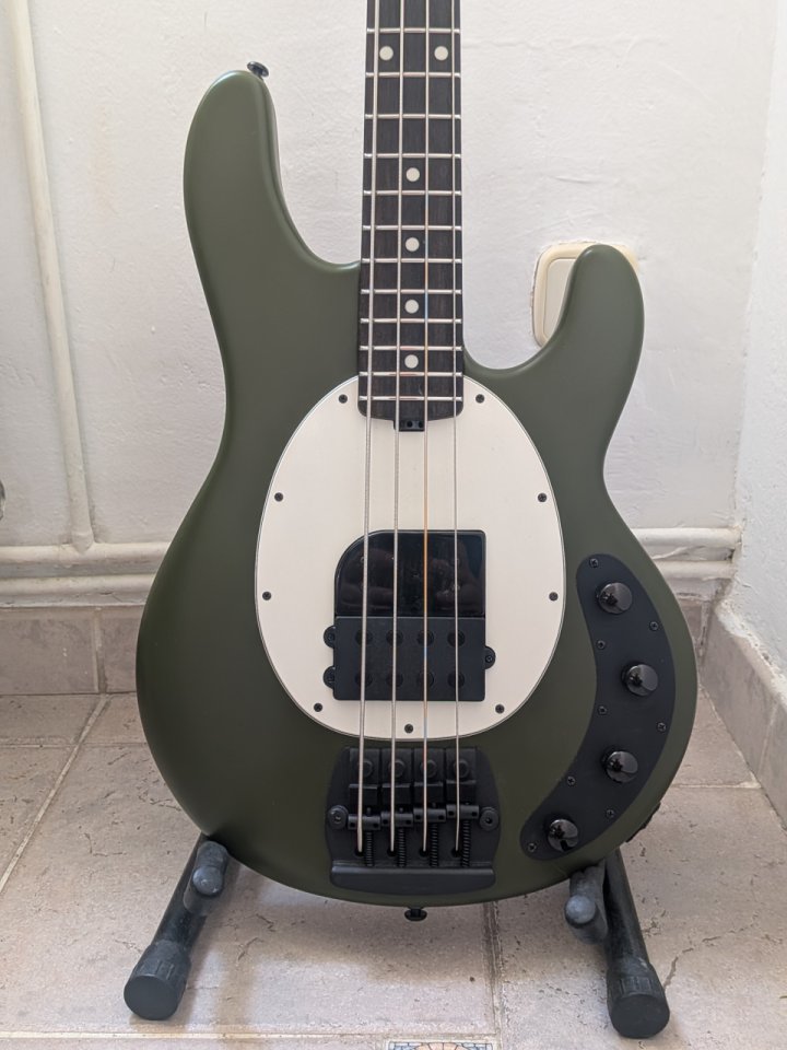 Music Man Stingray Tim Commerford de segunda mano · Foto 1 de 2 · Madrid · 3200 €