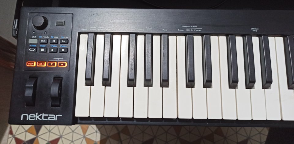 Teclado NEKTAR IMPACT GX61 (controlador MIDI 5 octavas)