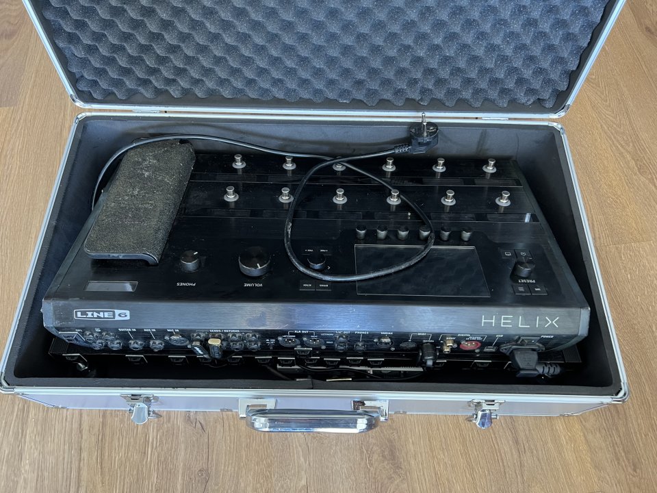 Helix floor + Two notes Torpedo Cab + chuches de segunda mano · Foto 1 de 7 · Madrid · 790 €