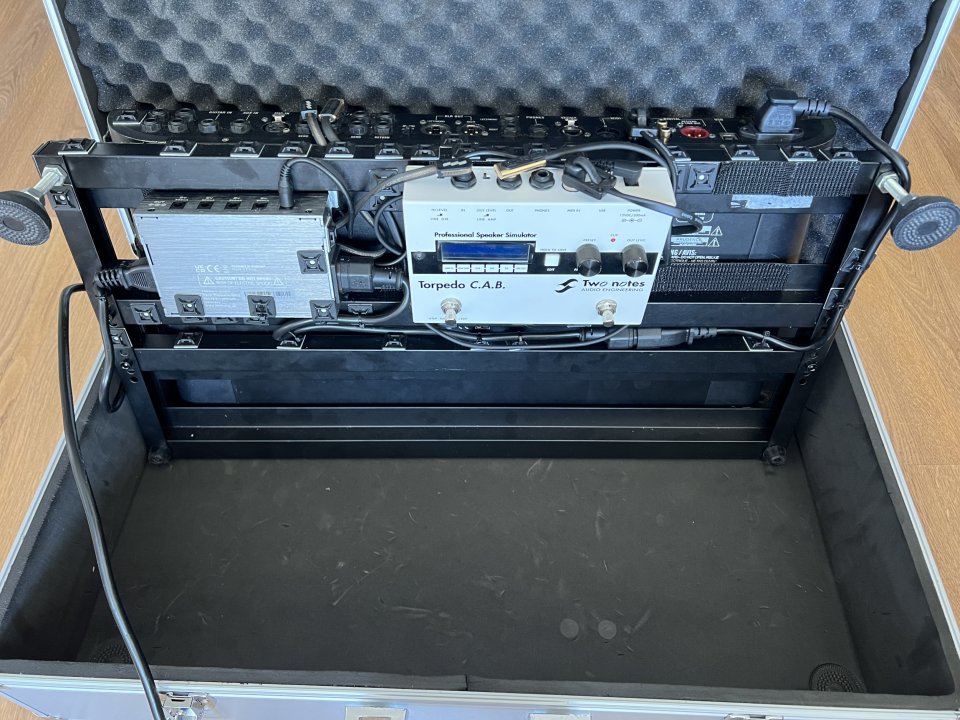 Helix floor + Two notes Torpedo Cab + chuches de segunda mano · Foto 2 de 7 · Madrid · 790 €