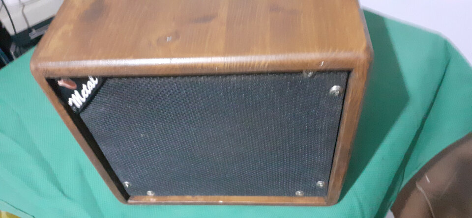 Pantalla artesanal 1x8 madera de Abeto finlandes 18mm color Roble Satinado, tela acústica marrón.