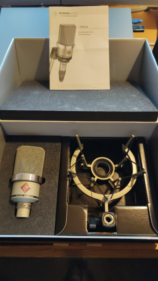Neumann TLM 102 con set de estudio