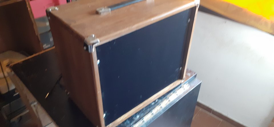 Pantalla artesanal 1x12 en madera de Abeto finlandes 18mm. de segunda mano · Foto 8 de 10 · Cáceres · 100 €