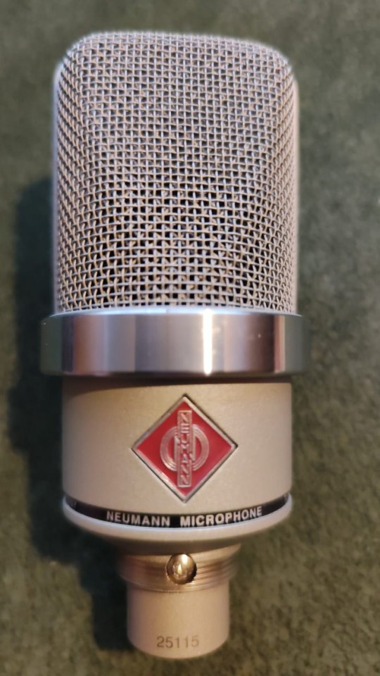 Neumann TLM 102 con set de estudio
