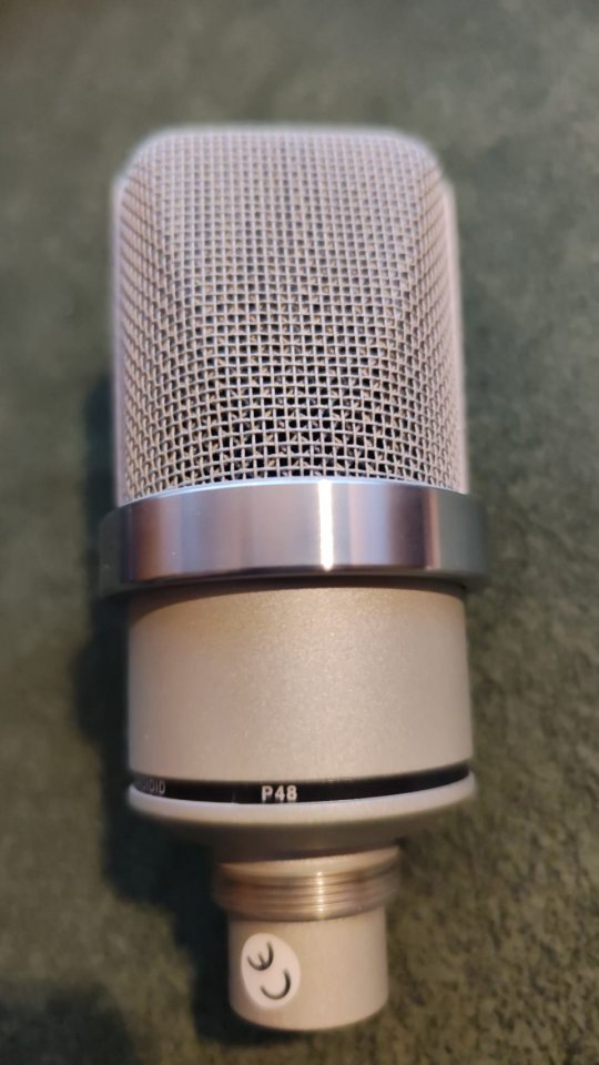 Neumann TLM 102 con set de estudio