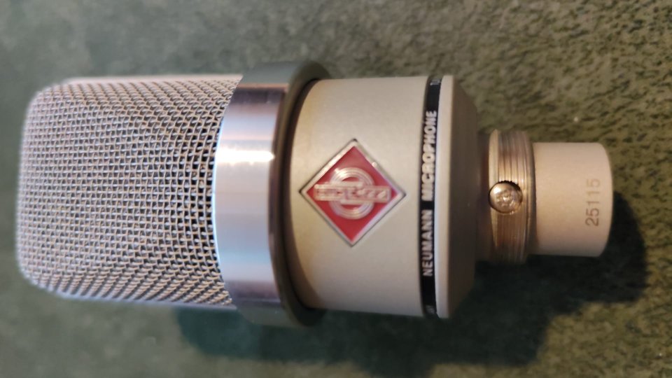 Neumann TLM 102 con set de estudio