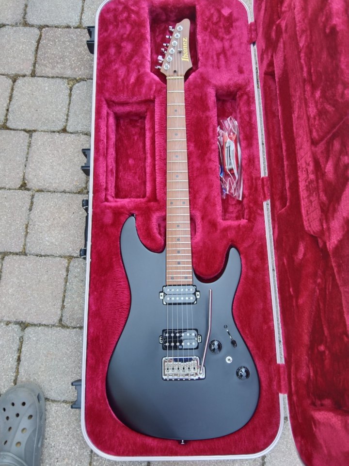 Ibanez AZ 2402 Prestige de segunda mano · Foto 1 de 10 · Navarra · 1600 €