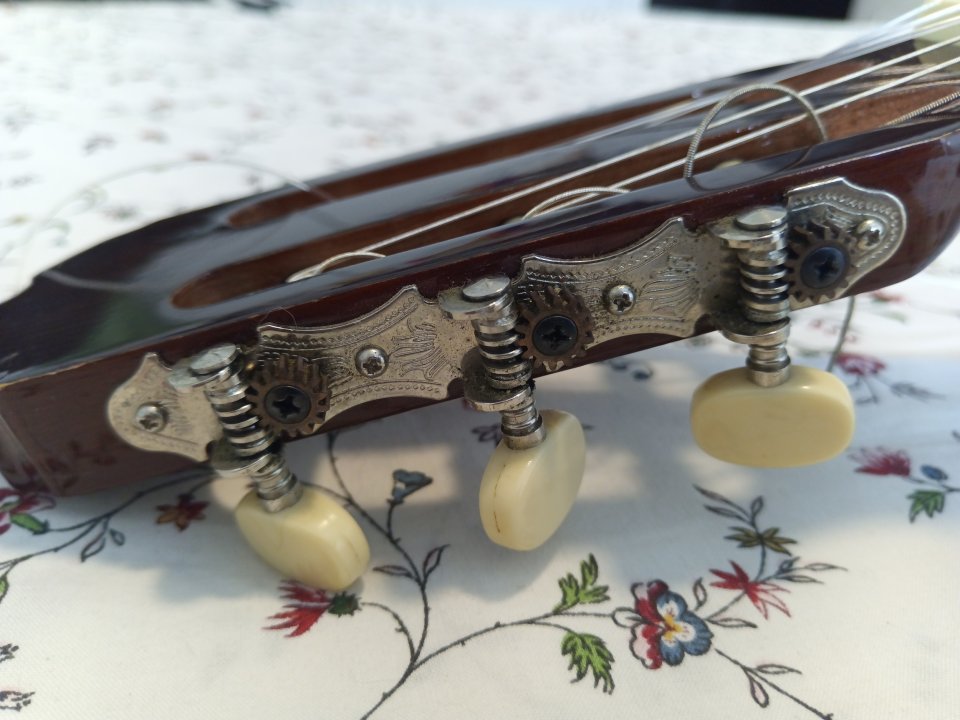 Guitarra clásica Hohner HC06 de segunda mano · Foto 5 de 10 · Cádiz · 35 €
