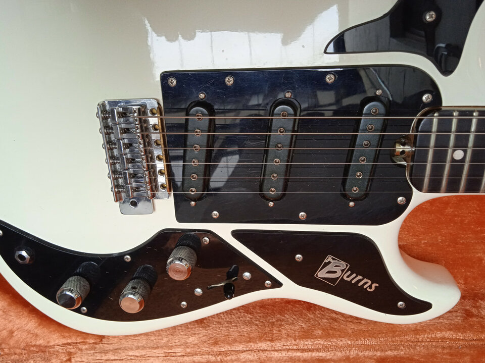 1981-82 Burns Hank Marvin Signature made in England