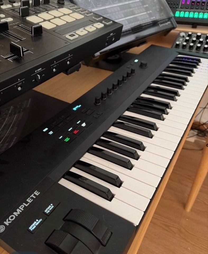 Komplete Kontrol a49 de segunda mano · Foto 1 de 5 · Madrid · 90 €