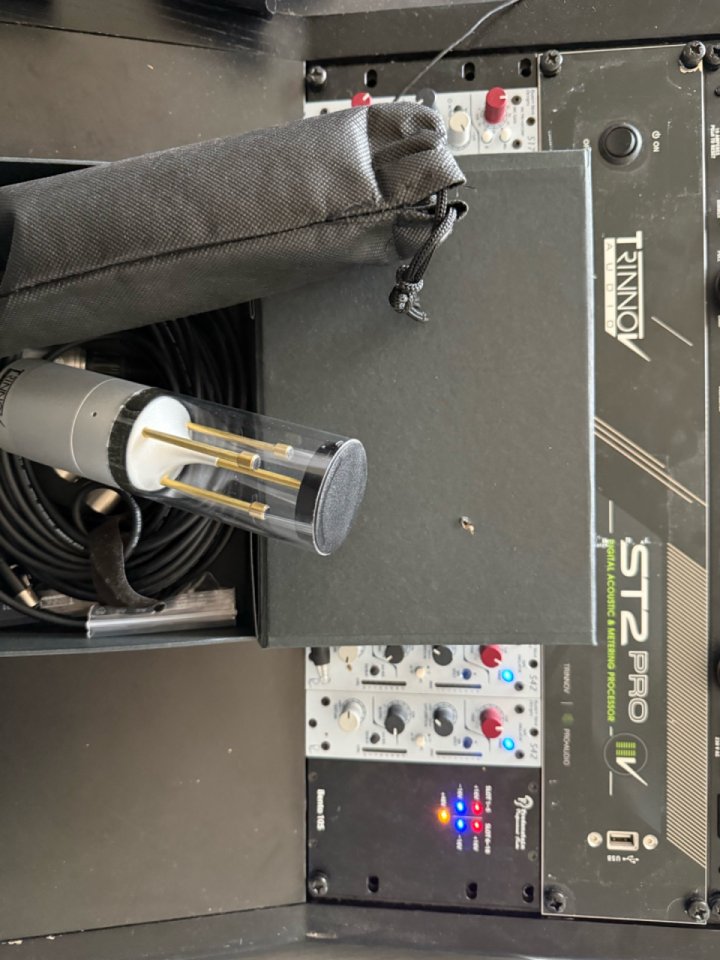 Trinnov st2 y micrófono de medición Trinnov