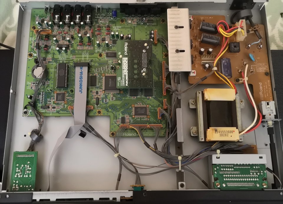 Roland JV-880 + SR-JV "Vintage Synth" expansion