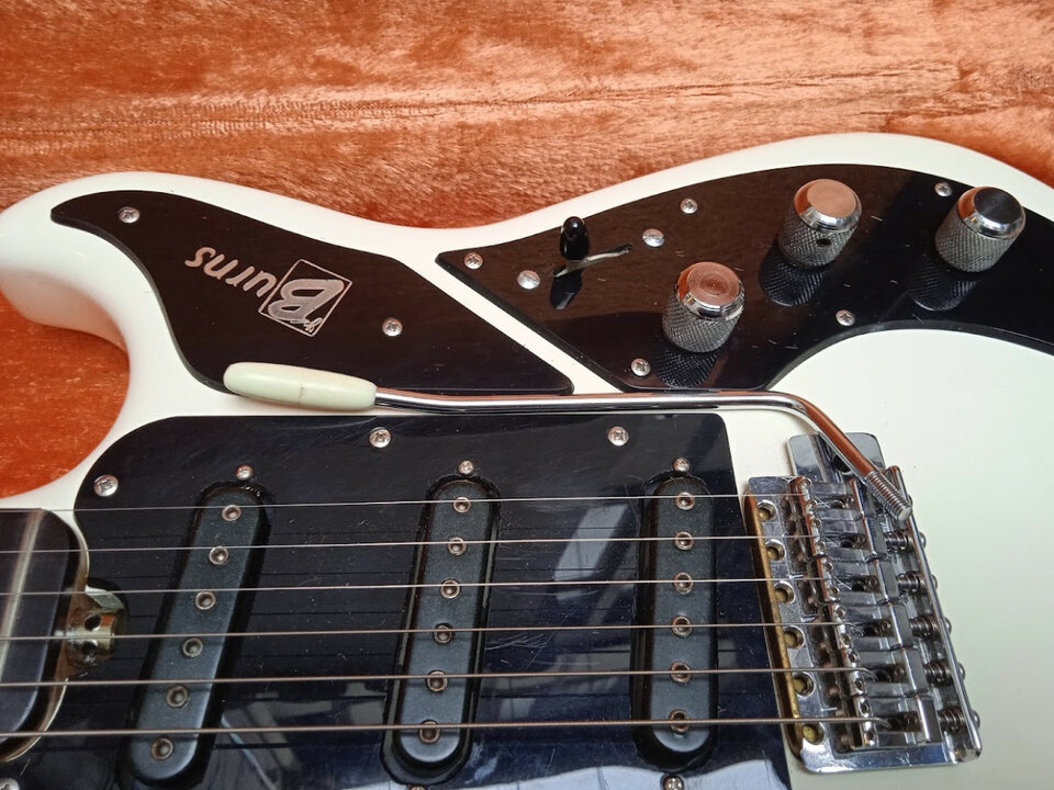 1981-82 Burns Hank Marvin Signature made in England, Superprecio!