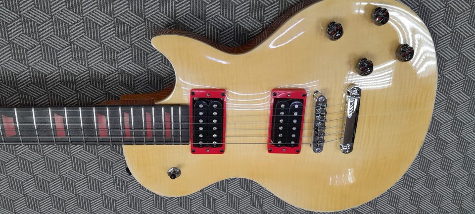 GUITARRA DE LUTHIER de segunda mano · Foto 3 de 5 · Madrid · 1700 €