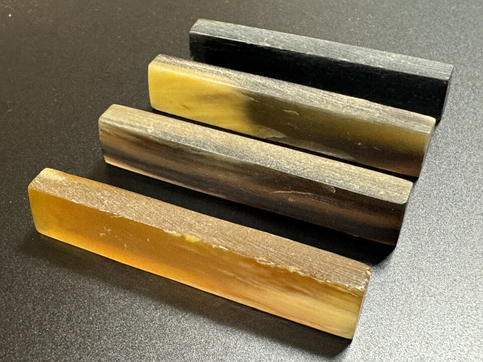 Hueso y Cuerno en bruto para talla de cejuelas y silletas