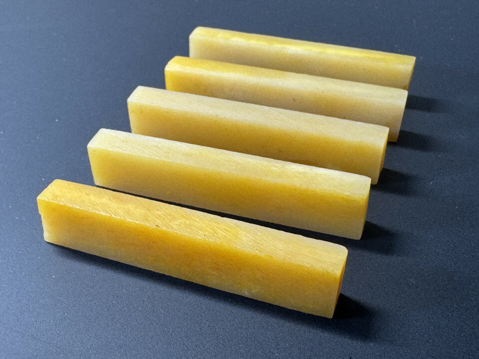 Hueso y Cuerno en bruto para talla de cejuelas y silletas