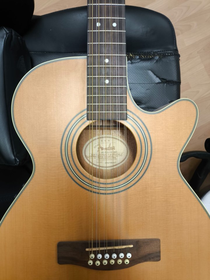 Cambio guitarra electroacústica Fender de 12 cuerdas.